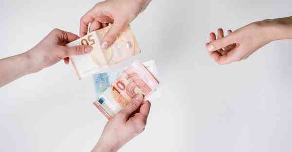 人工智能机器人和人谈恋爱