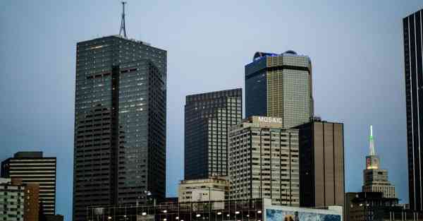 智能机器人融入生活中