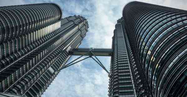 人工智能机器人和人谈恋爱