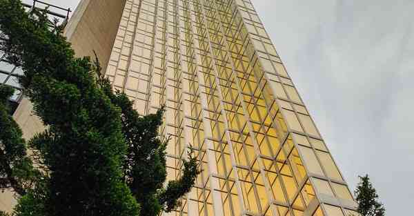 人工智能机器人和人谈恋爱