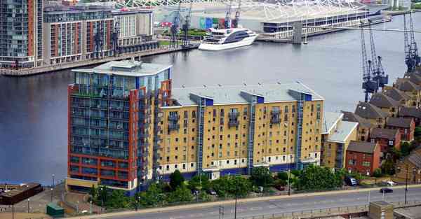 智能机器人融入生活中