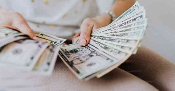 人工智能机器人和人谈恋爱