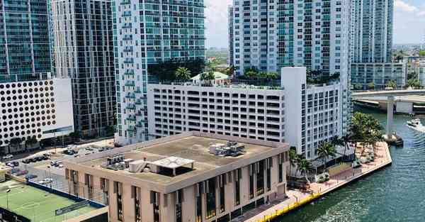 人工智能机器人和人谈恋爱