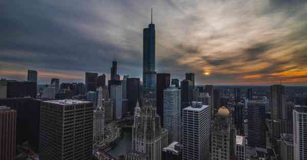 人工智能机器人和人谈恋爱