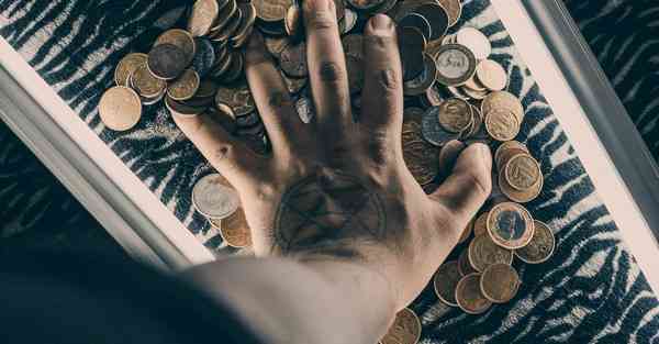 人工智能机器人和人谈恋爱