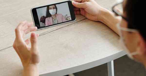 智能机器人融入生活中