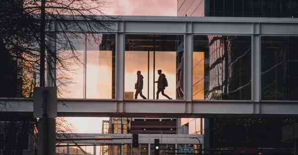 人工智能机器人和人谈恋爱